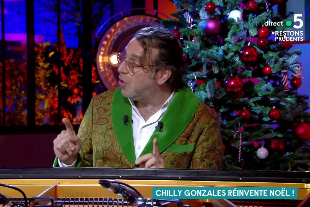 You are currently viewing Chilly Gonzales réinvente Noël dans C à Vous