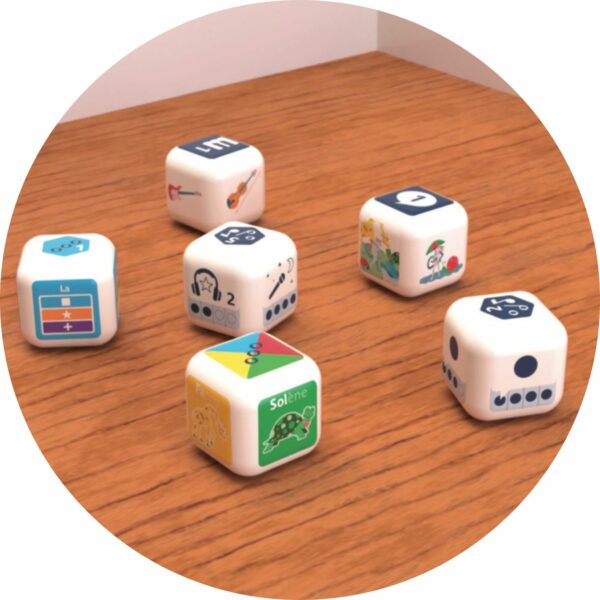 Cubes d'izikub sur table
